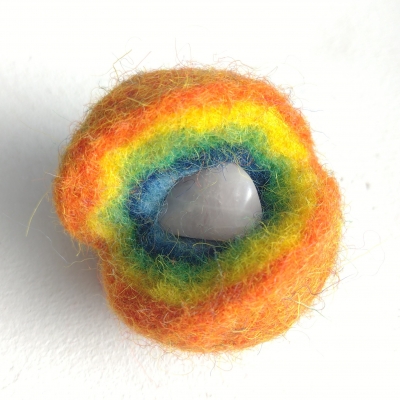 5 regenboogballen met steentje viltworkshop 