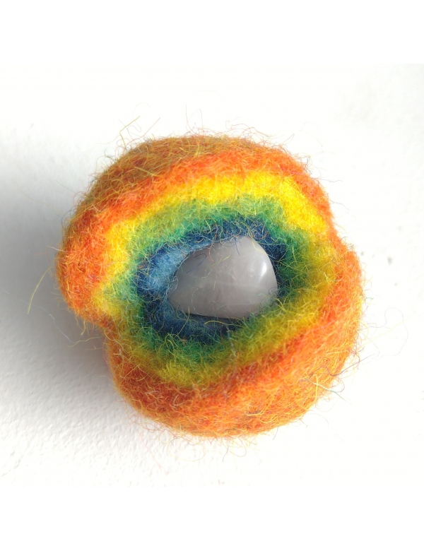 5 regenboogballen met steentje viltworkshop 